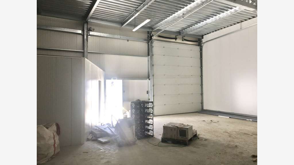 Entrepôt avec bureaux à louer à Gémenos