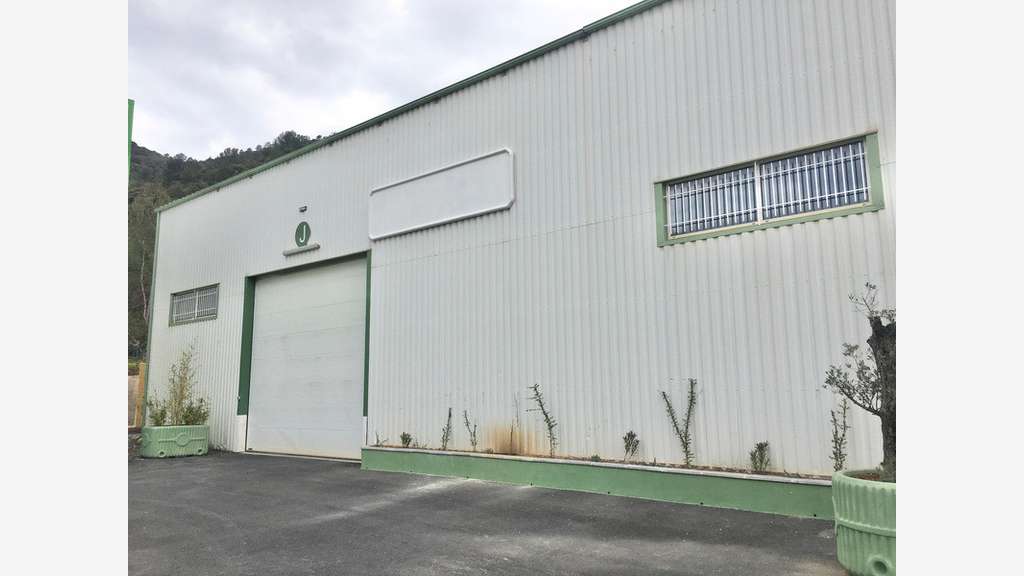 Entrepot/local/bureau 667m² à louer à Gémenos