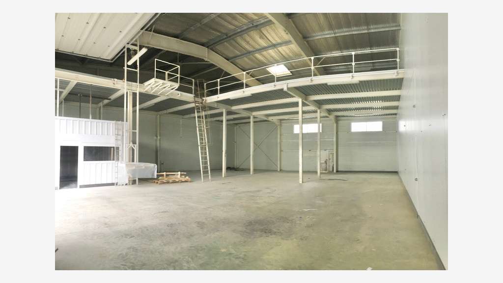 Entrepot/local/bureau 667m² à louer à Gémenos