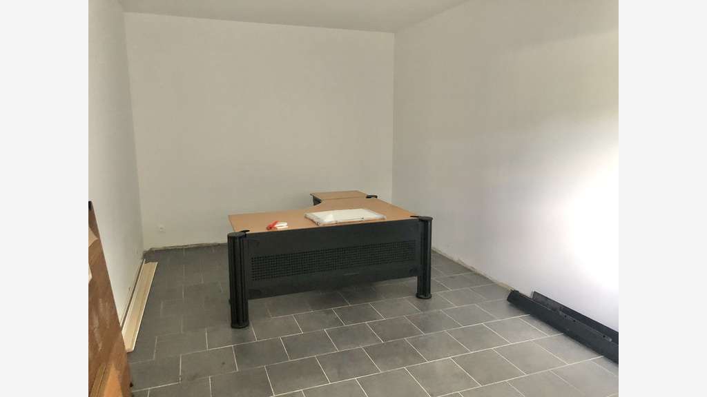 Entrepot/local/bureau 667m² à louer à Gémenos
