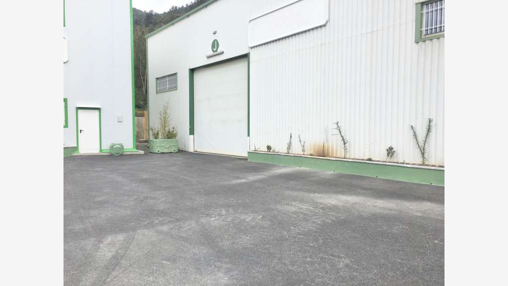Entrepot/local/bureau 667m² à louer à Gémenos