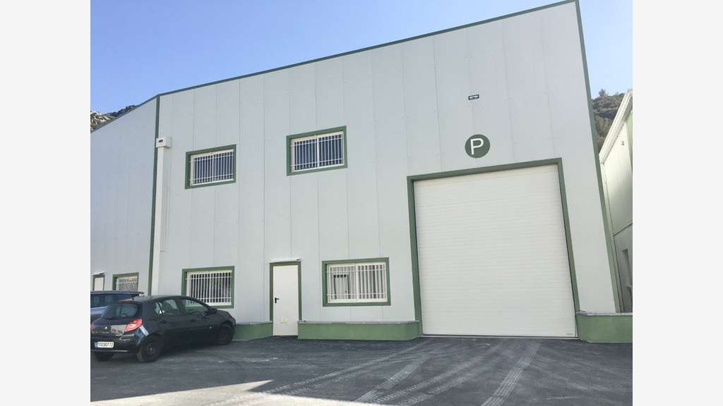 Entrepôt 1046m² avec bureaux à louer à Gémenos
