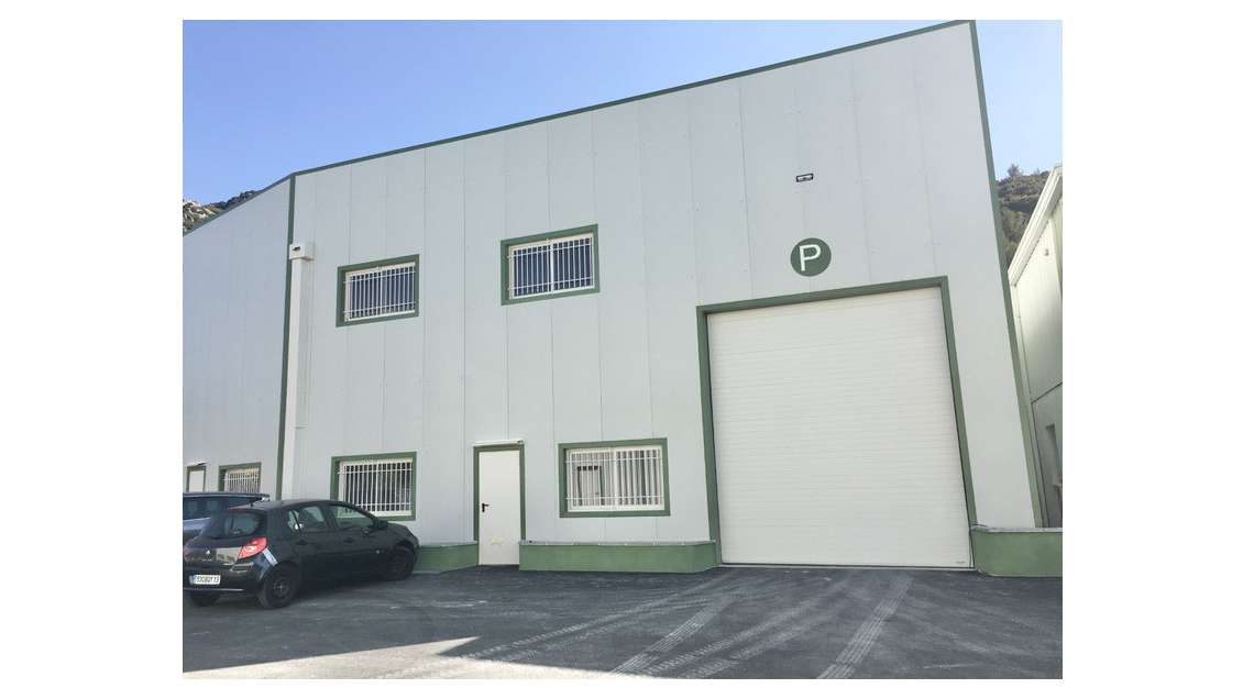 Entrepôt 1046m² avec bureaux à louer à Gémenos
