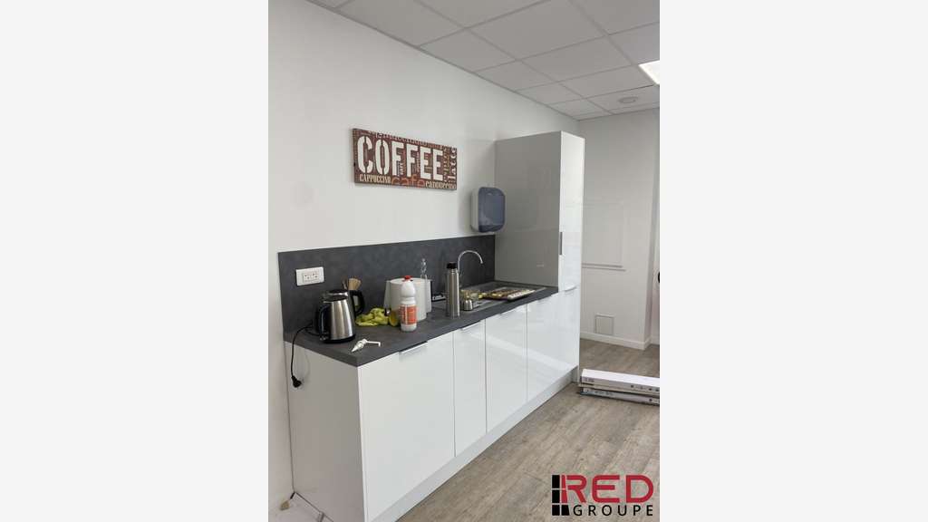 Local 642m² en très bon état à louer à Gémenos