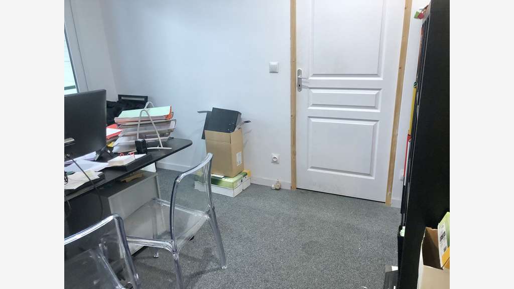 Entrepôt 210m² avec bureaux 70m² à louer à Gémenos