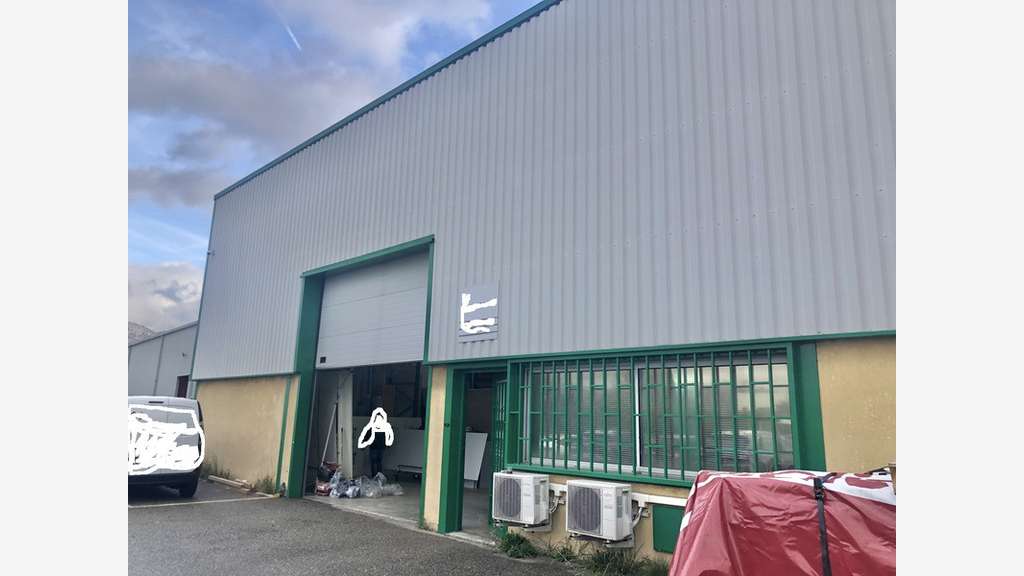 Entrepôt 210m² avec bureaux 70m² à louer à Gémenos