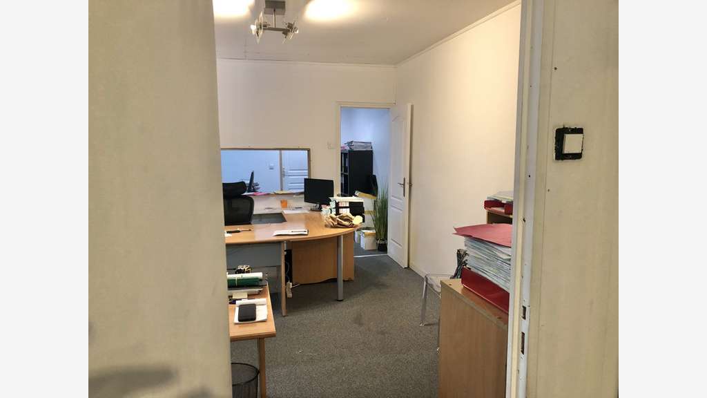 Entrepôt 210m² avec bureaux 70m² à louer à Gémenos