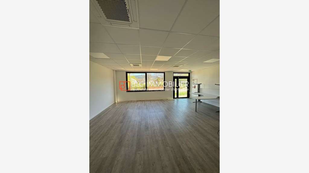 A louer bureaux 642m² lumineux à Gémenos