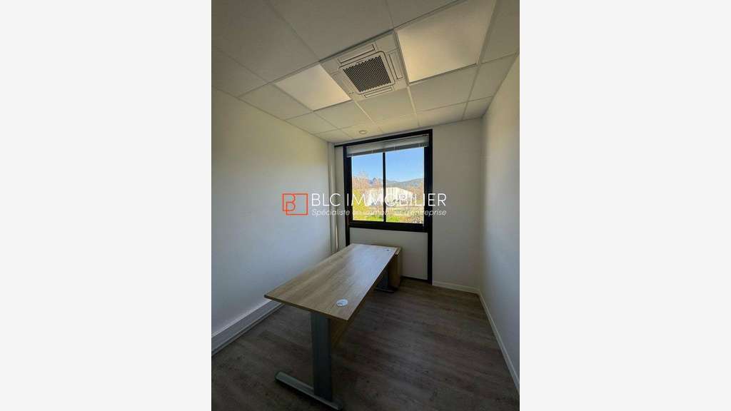 A louer bureaux 642m² lumineux à Gémenos