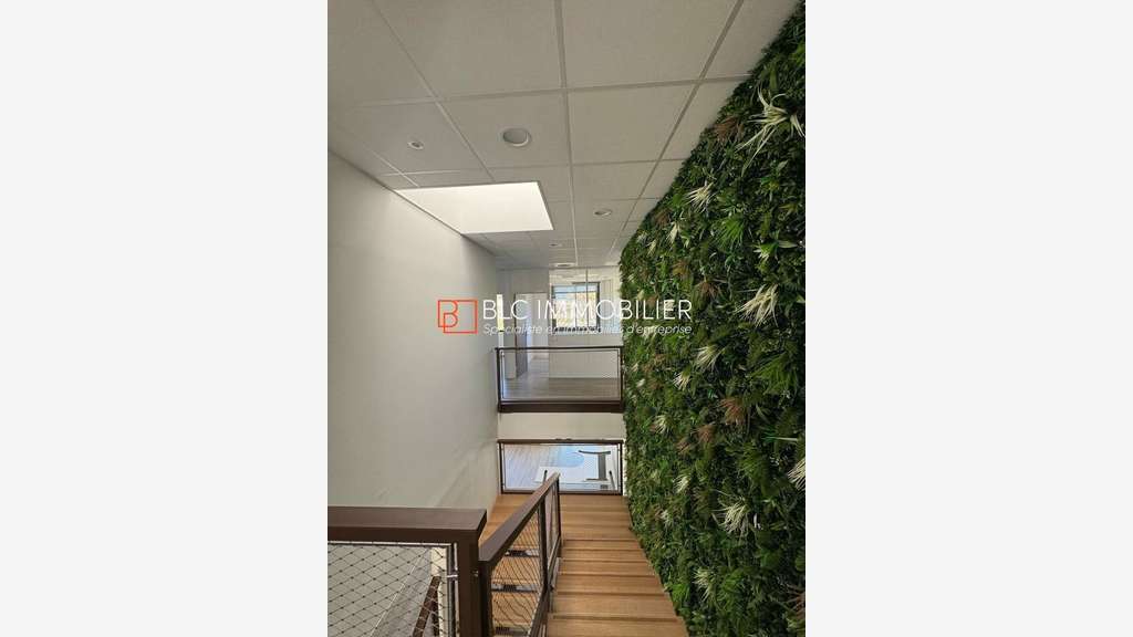 A louer bureaux 642m² lumineux à Gémenos