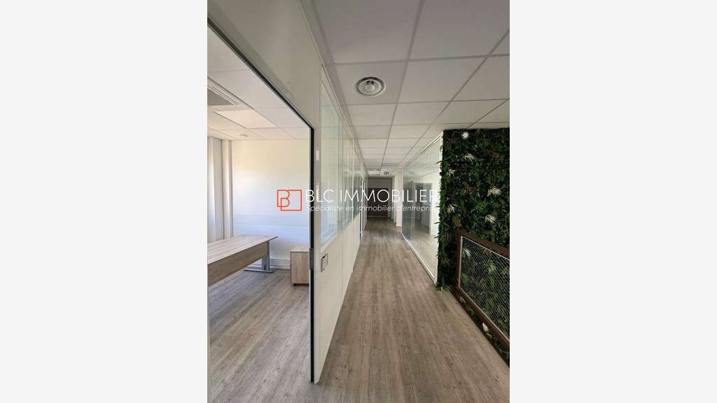 A louer bureaux 642m² lumineux à Gémenos