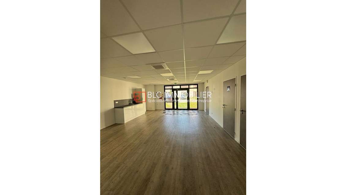 A louer bureaux 642m² lumineux à Gémenos