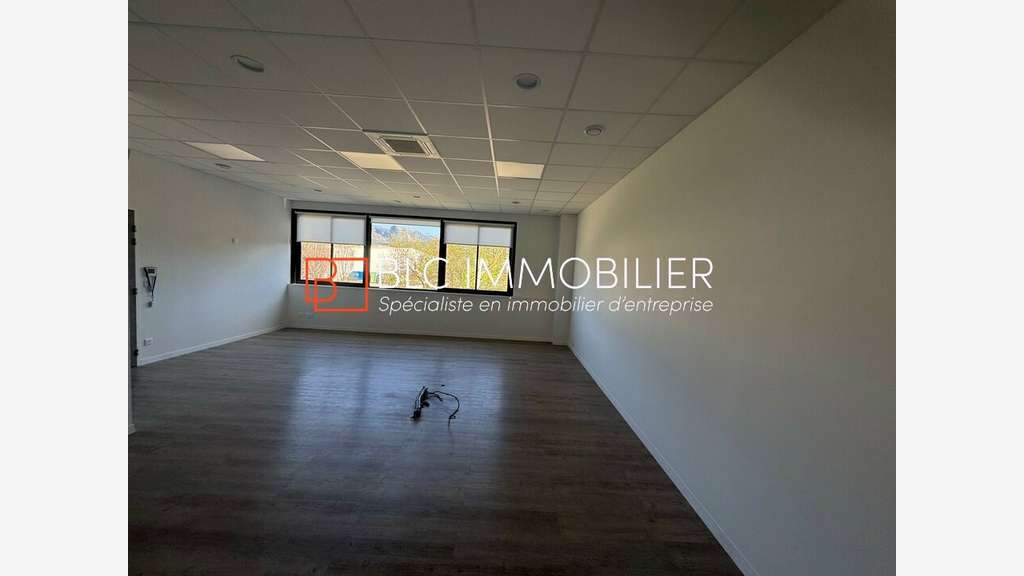 A louer bureaux 642m² lumineux à Gémenos