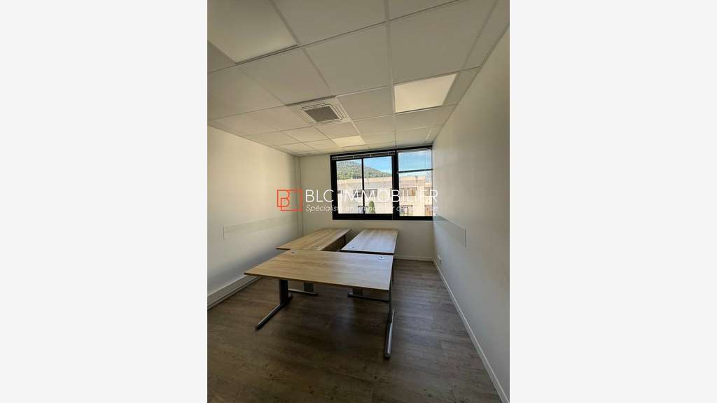 A louer bureaux 642m² lumineux à Gémenos