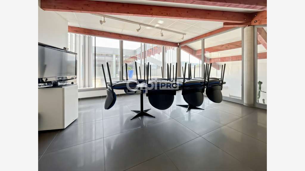 Bureau 121m² avec terrasse à louer à Gémenos 