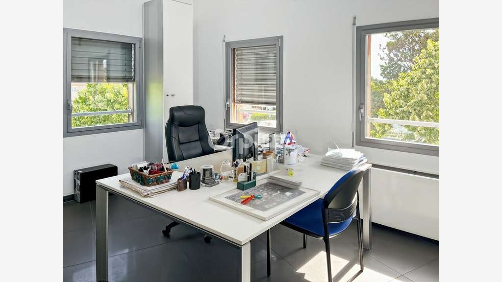 Bureau 121m² avec terrasse à louer à Gémenos 