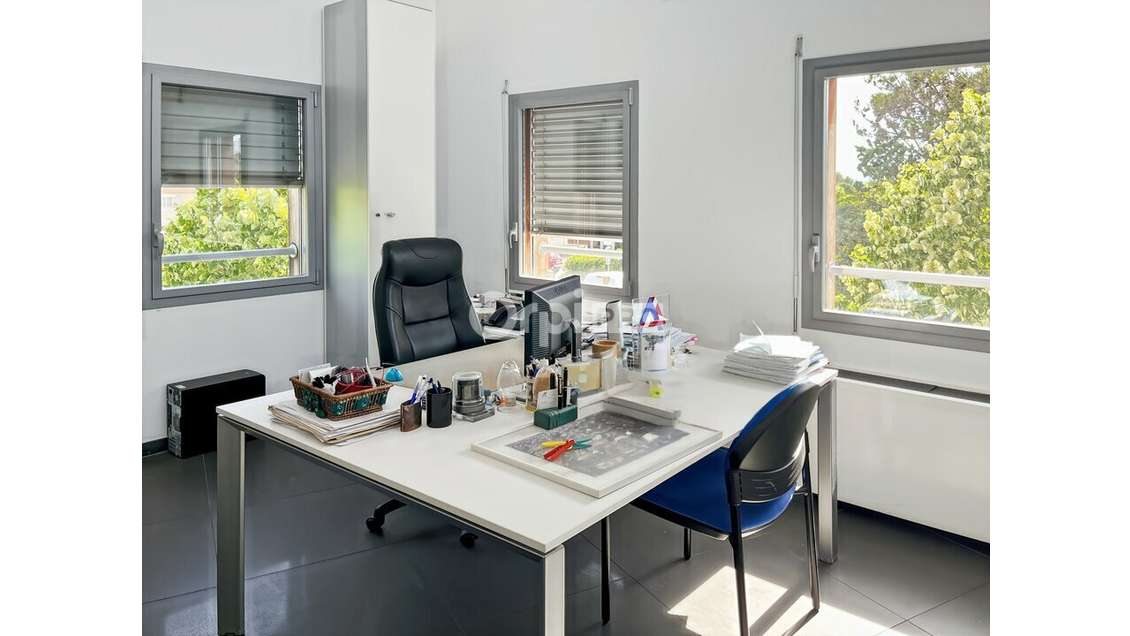 Bureau 121m² avec terrasse à louer à Gémenos 