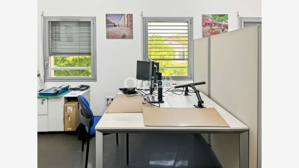 Bureau 121m² avec terrasse à louer à Gémenos 