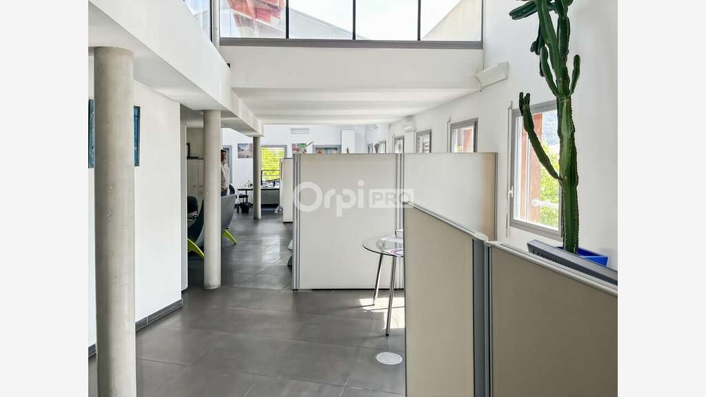 Bureau 121m² avec terrasse à louer à Gémenos 