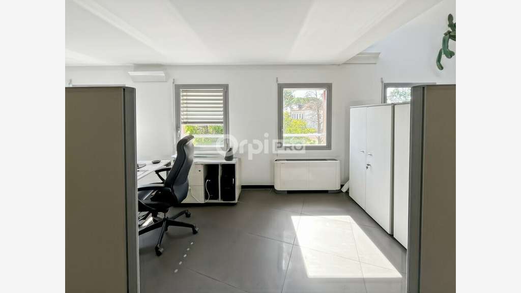 Bureau 121m² avec terrasse à louer à Gémenos 