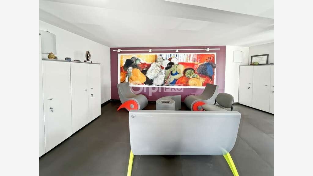 Bureau 121m² avec terrasse à louer à Gémenos 