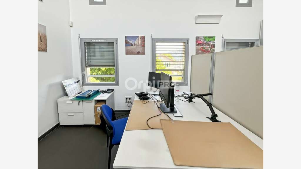 Bureau 121m² avec terrasse à louer à Gémenos 