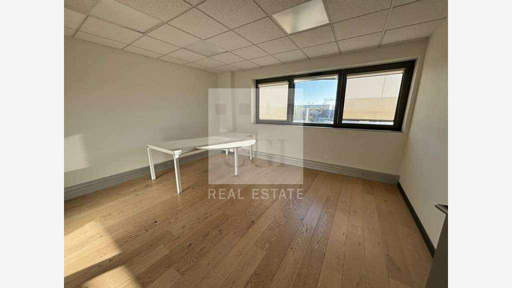 Bâtiment tertiaire 540m² à louer à Genas