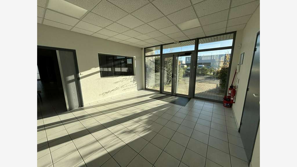 Bâtiment tertiaire 540m² à louer à Genas