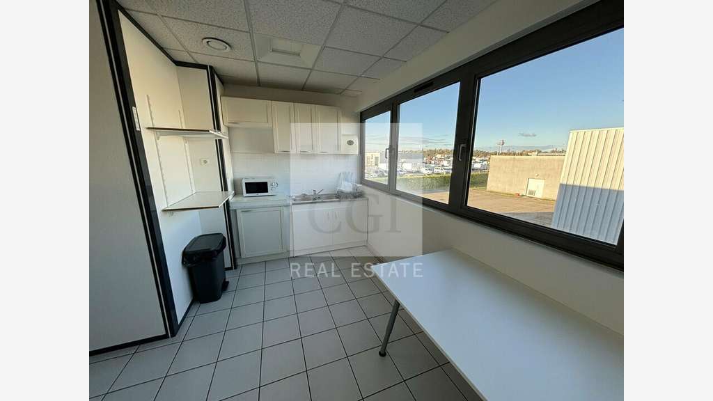 Bâtiment tertiaire 540m² à louer à Genas