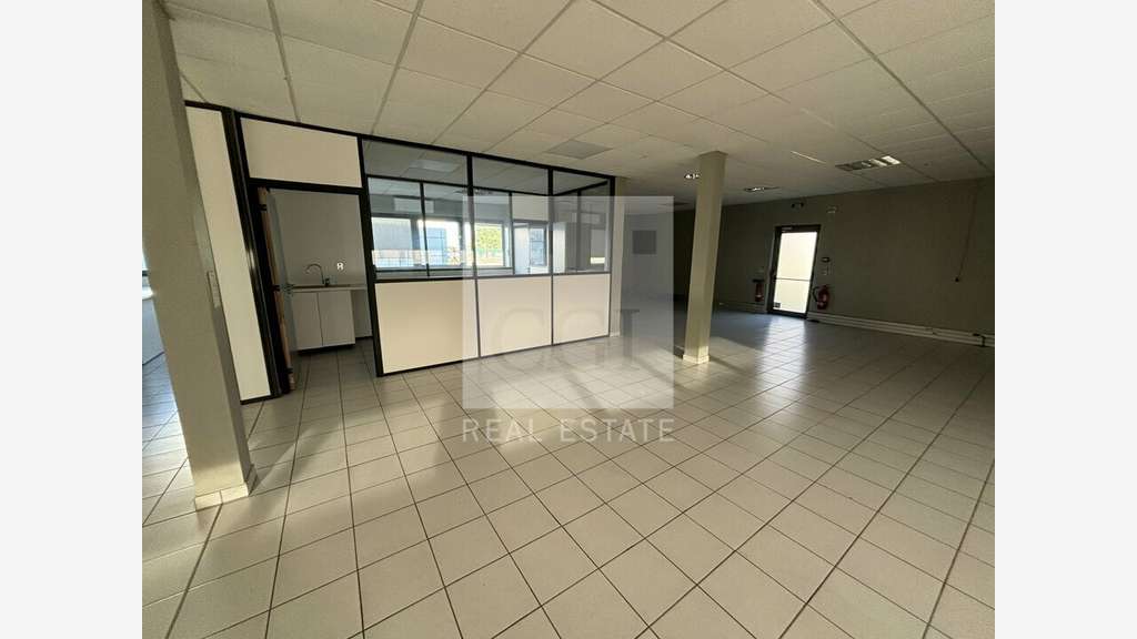 Bâtiment tertiaire 540m² à louer à Genas