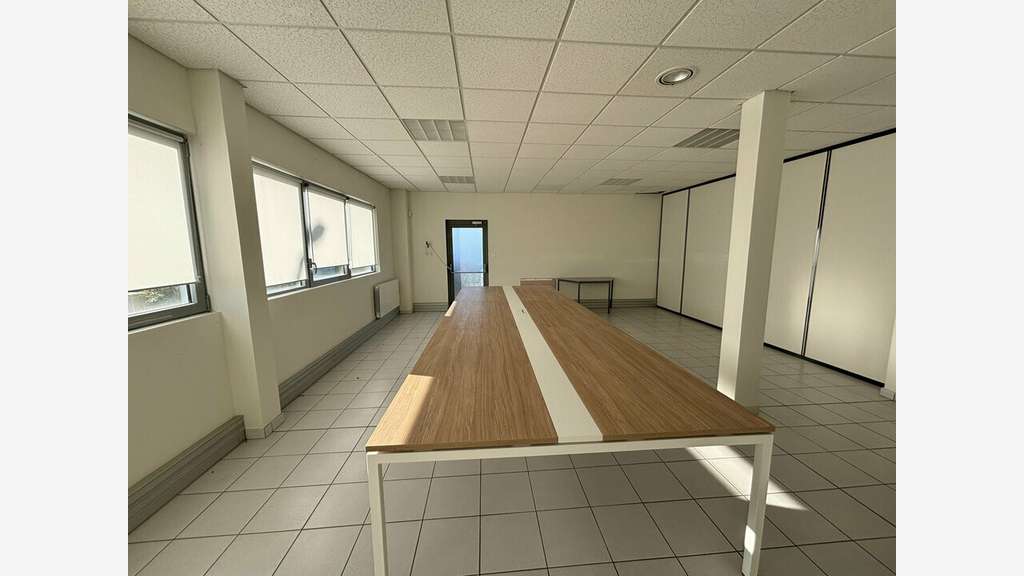 Bâtiment tertiaire 540m² à louer à Genas