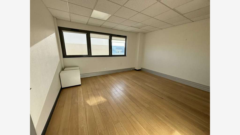 Bâtiment tertiaire 540m² à louer à Genas