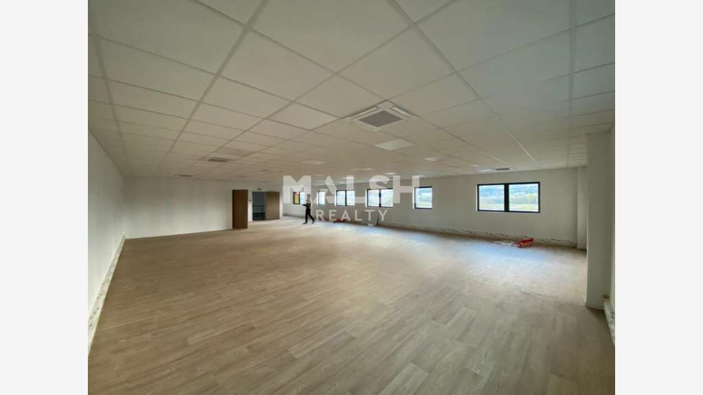 Bureaux lumineux de 205m² à louer à Genay