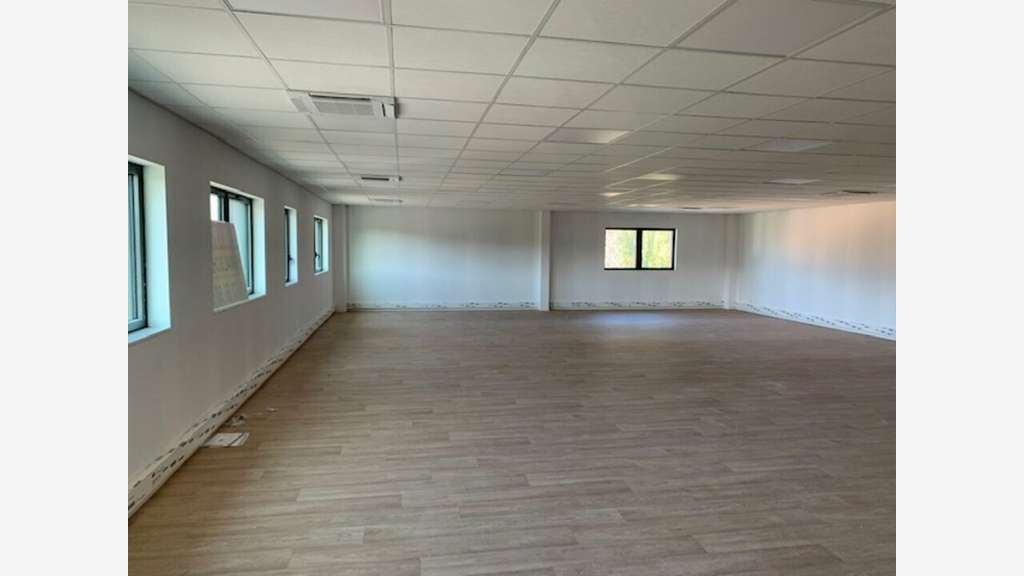 Plateau de bureaux neuf 186m² à louer à Genay
