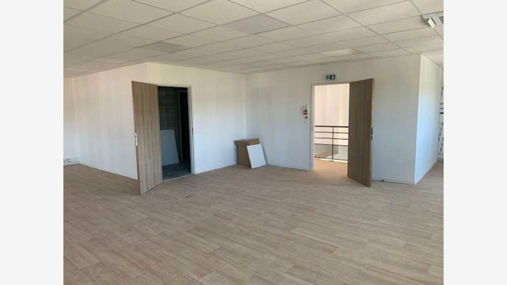 Plateau de bureaux neuf 186m² à louer à Genay