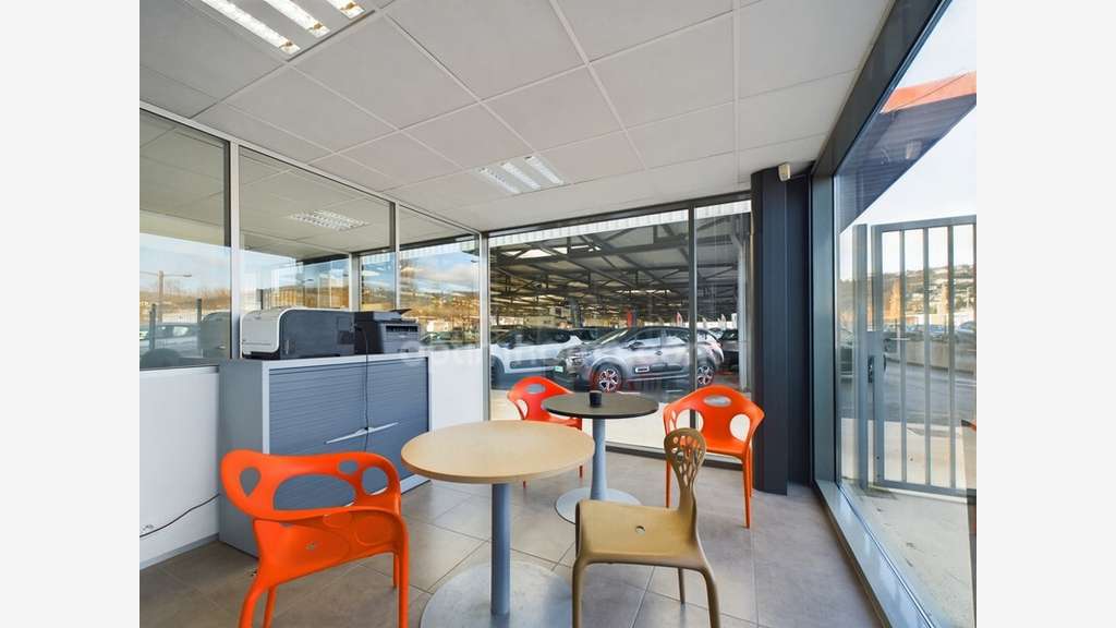 Location bureau avec vitrine à 20 min de Lyon