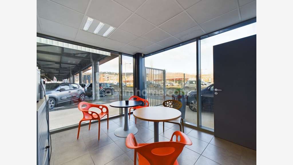 Location bureau avec vitrine à 20 min de Lyon