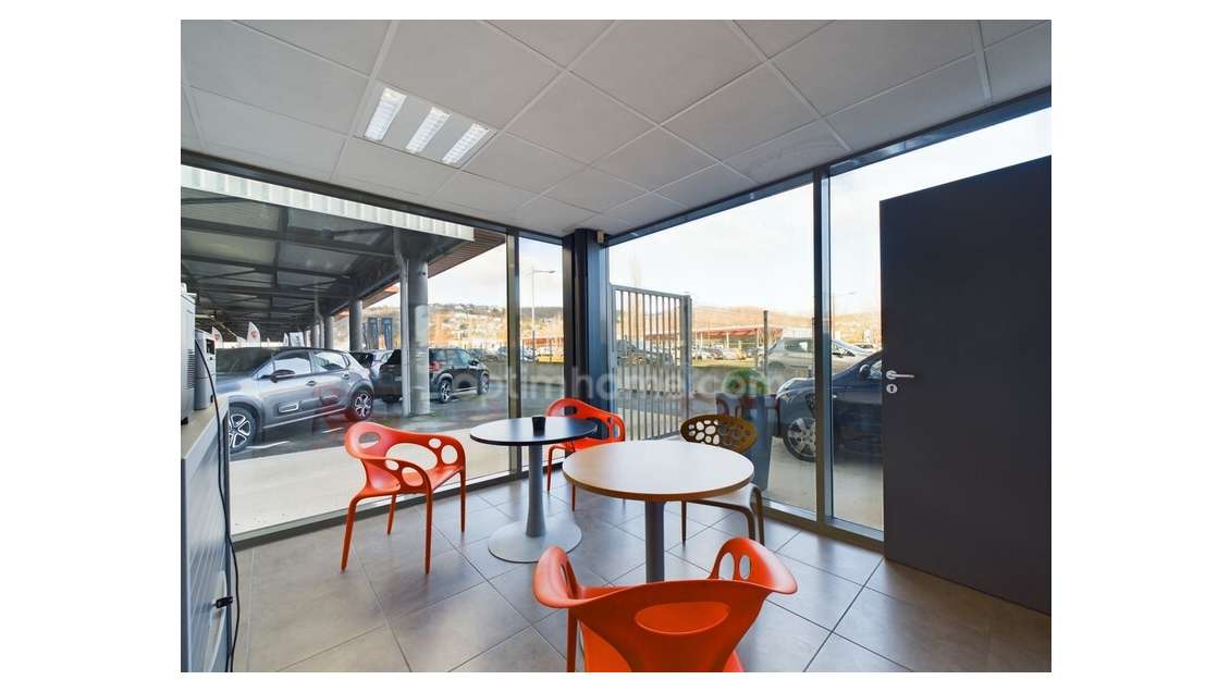 Location bureau avec vitrine à 20 min de Lyon