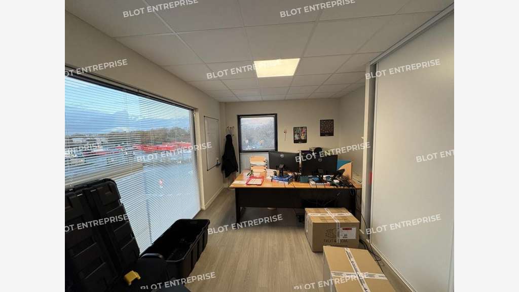 A louer locaux d'activités 340m² zone Kergaradec