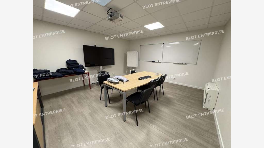 A louer locaux d'activités 340m² zone Kergaradec