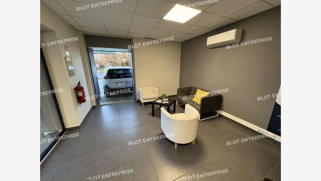 A louer locaux d'activités 340m² zone Kergaradec