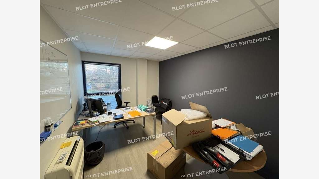 A louer locaux d'activités 340m² zone Kergaradec