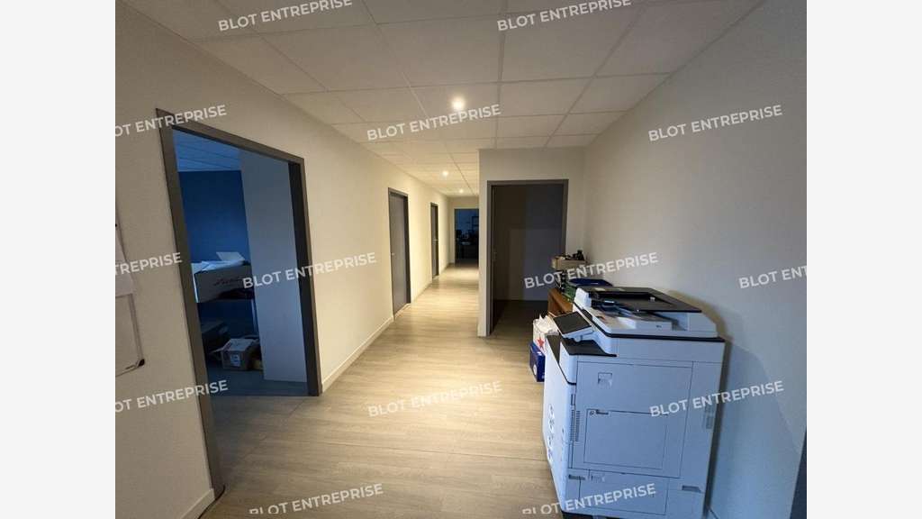 A louer locaux d'activités 340m² zone Kergaradec