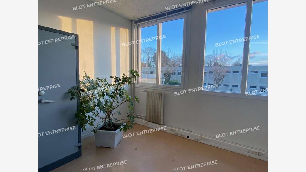 À LOUER - BUREAUX - 182 m² - GOUESNOU