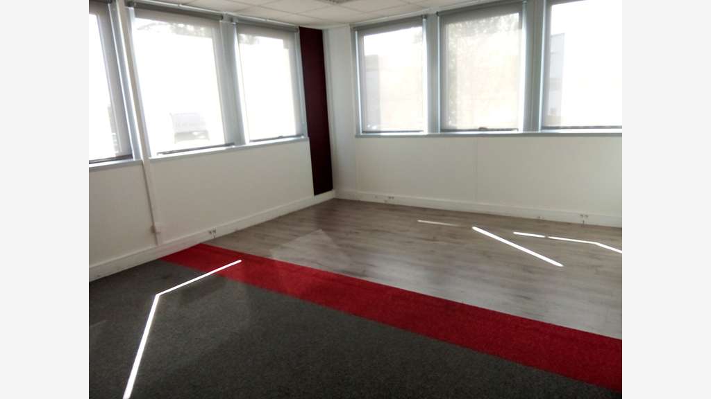 Bureau 27m² R+1 à louer à Gradignan A63
