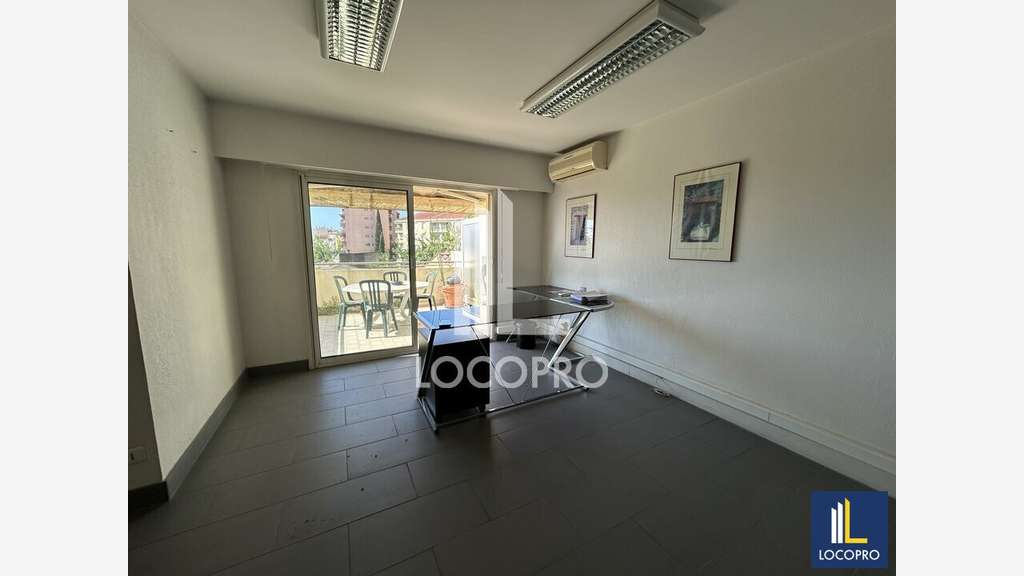 Bureaux 75m² RDC à louer centre-ville de Grasse