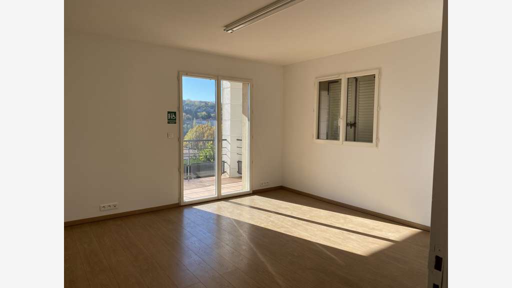 A louer local 82m² avec accès PMR à Grasse