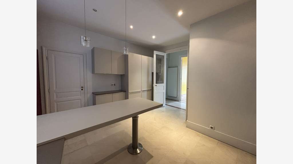 A louer bureaux 150m² R+1 Grenoble Place Vaucanson