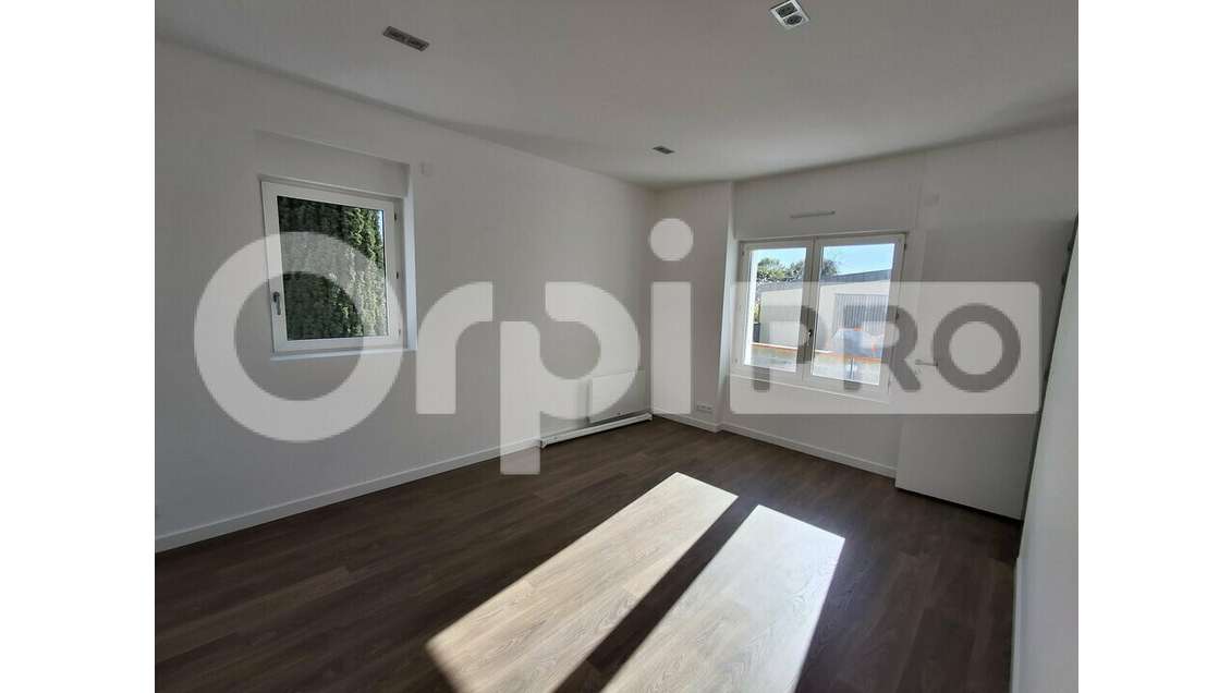 A louer bureau 72m² RDC rénové à Guérande centre 