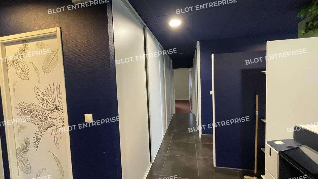 A louer bureaux de 208m² avec parking à Guérande